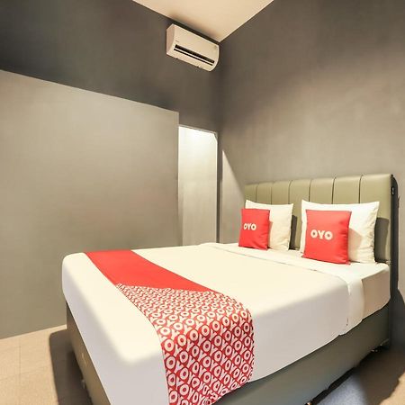 Oyo 3492 Mandala Residence Medan Buitenkant foto
