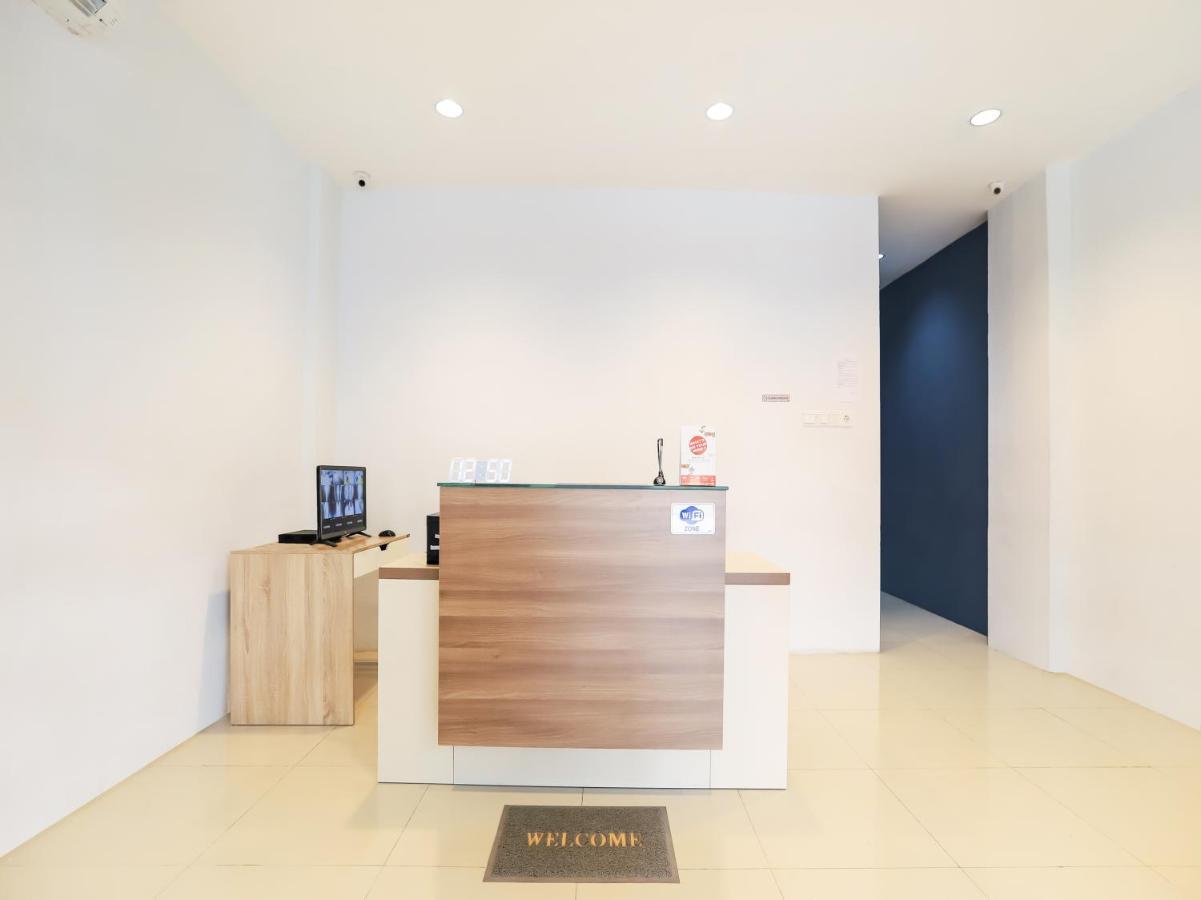 Oyo 3492 Mandala Residence Medan Buitenkant foto