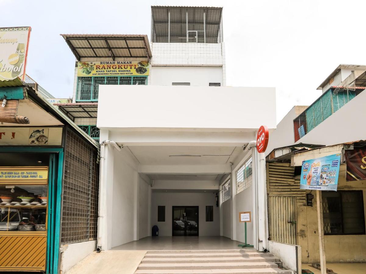 Oyo 3492 Mandala Residence Medan Buitenkant foto